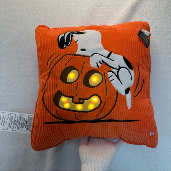 Hallmark Halloween Snoopy and pumpkin light up pillow 15” x 15” - Picture 3 of 7